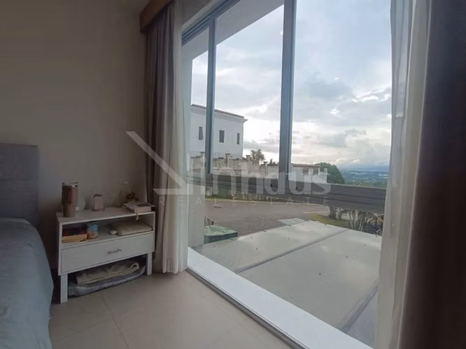Venta de casa esquinera con jardin en Santa Ana