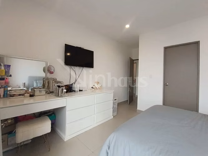 Venta de casa esquinera con jardin en Santa Ana