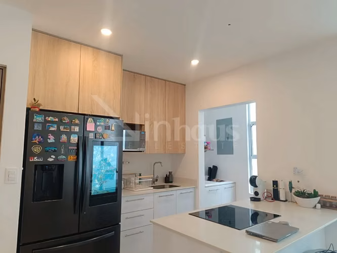 Venta de casa esquinera con jardin en Santa Ana