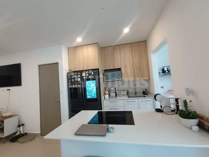 Venta de casa esquinera con jardin en Santa Ana