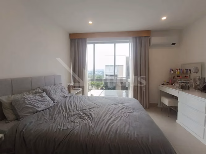 Venta de casa esquinera con jardin en Santa Ana