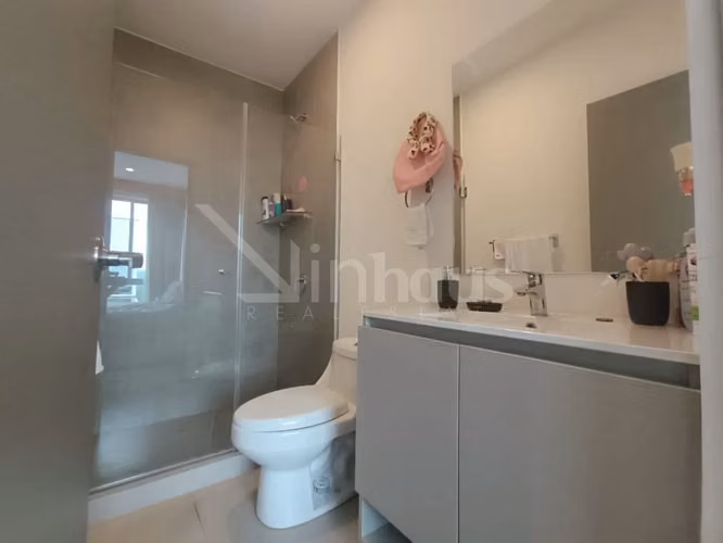 Venta de casa esquinera con jardin en Santa Ana
