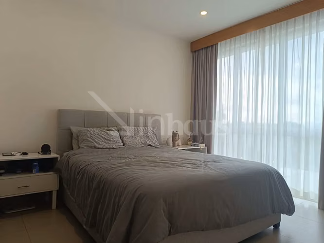 Venta de casa esquinera con jardin en Santa Ana