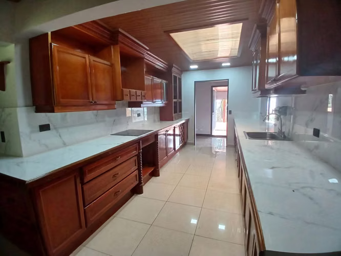 ALQUILER DE HERMOSA CASA EN BELLO HORIZONTE DE ESCAZÚ - Imagen 11