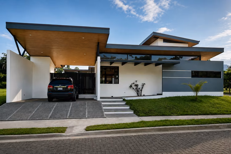 Casa en Alquiler en Punta Leona | 3 Habitaciones, Amplio Patio