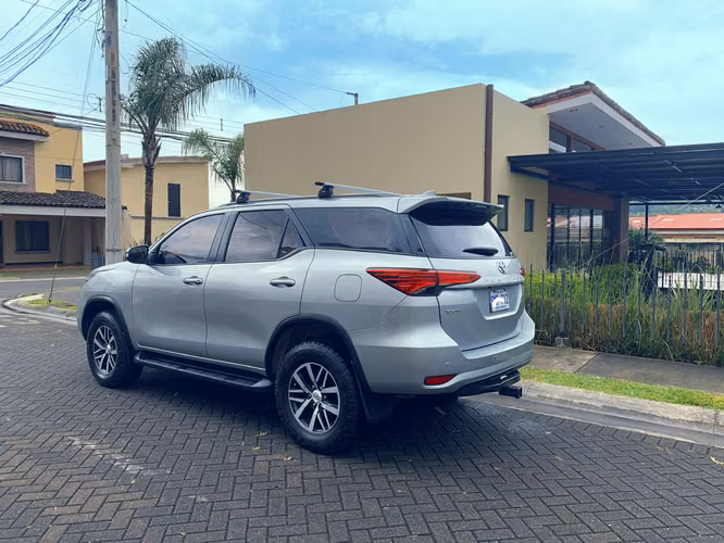 TOYOTA FORTUNER 2018