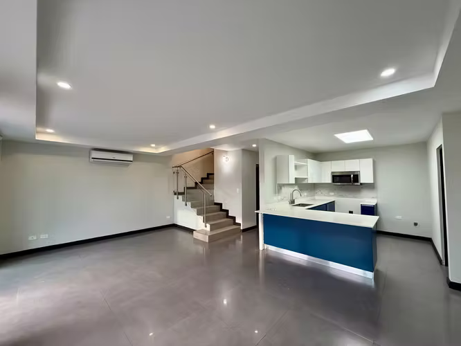 Casa en Condominio SANTA ANA con muy buena Ubicacion
