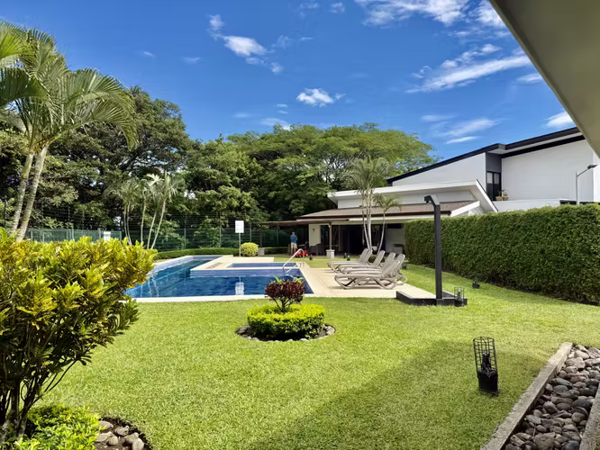 Casa en Condominio SANTA ANA con muy buena Ubicacion