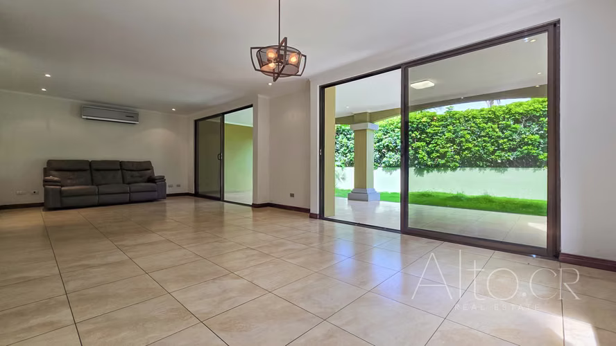 CASA EN CONDOMINIO 250m²  DE  3 HABITACIONES  CON  CUARTO DE SERVICIO - Imagen 2