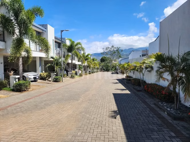 Venta de casa alquilada en condominio en Brasil - Imagen 2