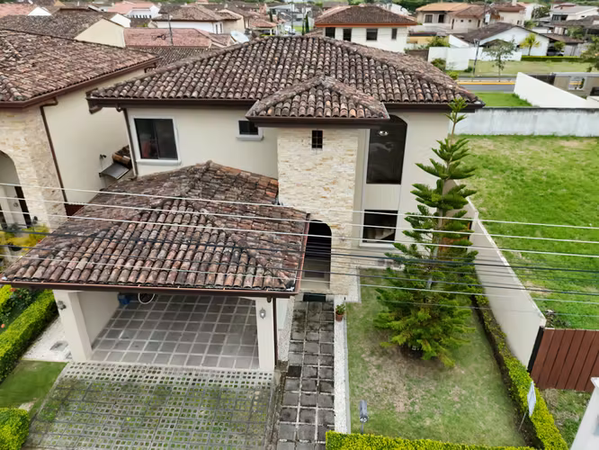 Venta de casa de 2 plantas en Cartago en el Condominio Albacete