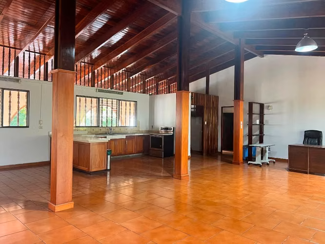 Casa en alquiler en Florencia, 8 habitaciones y 5 baños. Gran jardín y piscina