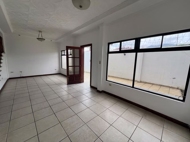Amplia Casa de 3 Habitaciones en Alquiler | Muy Cerca de Multiplaza | Jardín Privado | US$1.800 - Imagen 5