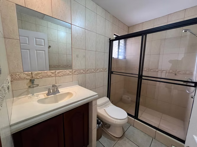 Amplia Casa de 3 Habitaciones en Alquiler | Muy Cerca de Multiplaza | Jardín Privado | US$1.800 - Imagen 16