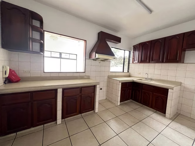 Amplia Casa de 3 Habitaciones en Alquiler | Muy Cerca de Multiplaza | Jardín Privado | US$1.800 - Imagen 3