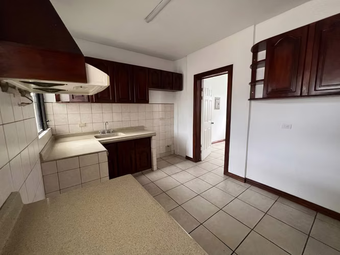 Amplia Casa de 3 Habitaciones en Alquiler | Muy Cerca de Multiplaza | Jardín Privado | US$1.800 - Imagen 8