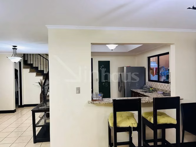 Venta de Casa Amueblada en Condominio en Pozos de Santa Ana