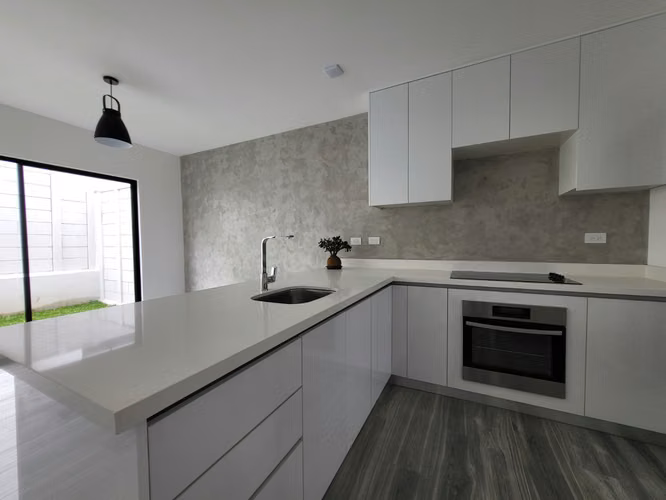 Moderna Casa en venta para INVERSION en Guachipelin de Escazu