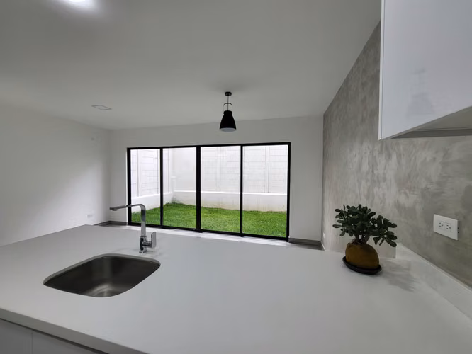 Moderna Casa en venta para INVERSION en Guachipelin de Escazu