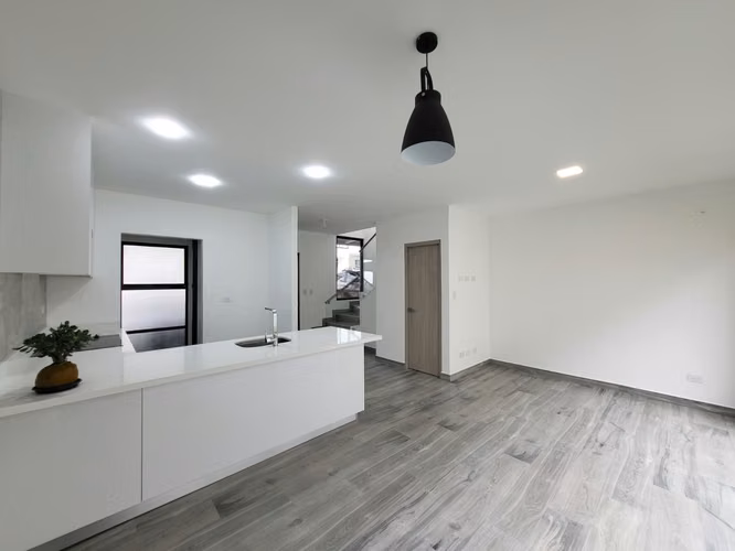 Moderna Casa en venta para INVERSION en Guachipelin de Escazu