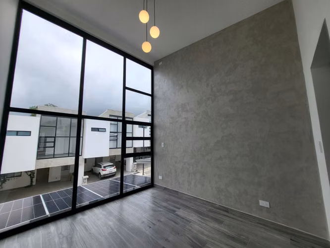 Moderna Casa en venta para INVERSION en Guachipelin de Escazu