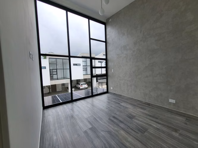 Moderna Casa en venta para INVERSION en Guachipelin de Escazu