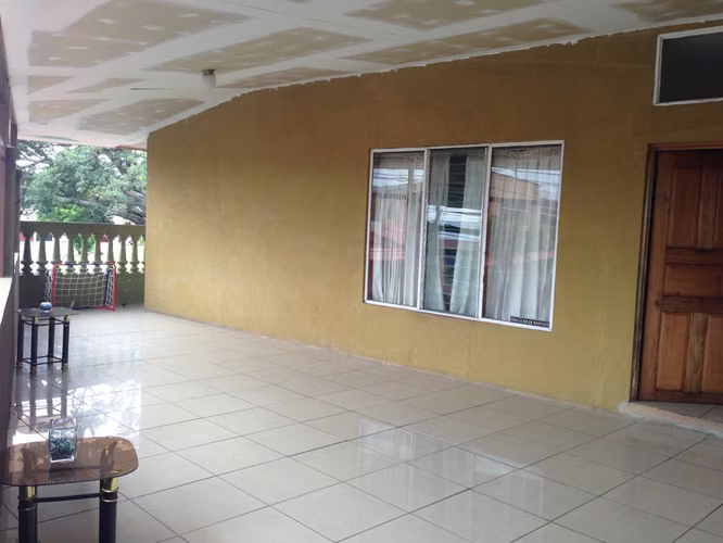Venta de Propiedad Esquinera con 2 Apartamentos y Local Comercial – San Sebastián, cerca de Walmart - Imagen 12
