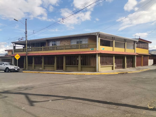 Venta de Propiedad Esquinera con 2 Apartamentos y Local Comercial – San Sebastián, cerca de Walmart - Imagen 1