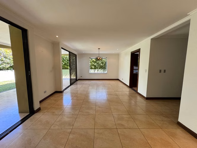 Venta de casa en condominio en Santa Ana - Imagen 2