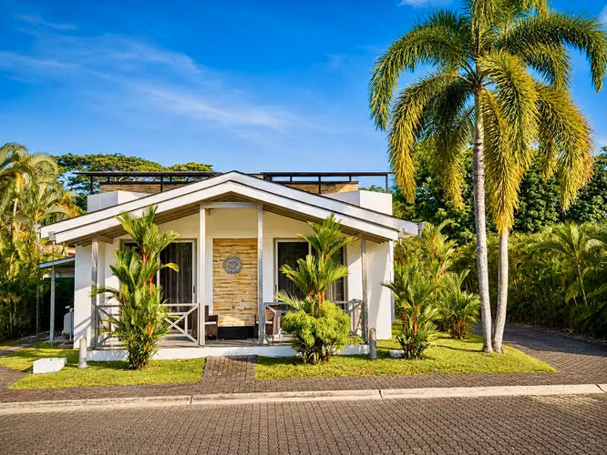 Villa Oasis del Golf: Una Residencia Única Frente al Campo de Golf en Los Delfines, Tambor