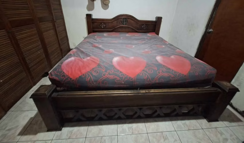 Vendo hermosa cama tamaño King, elaborada en madera resistente y con un diseño clásico y elegante.