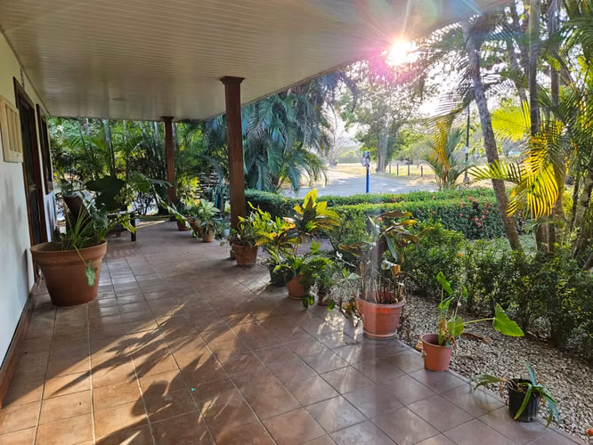 Vida Frente al Campo de Golf en el Hoyo 8 de Los Delfines Golf Community