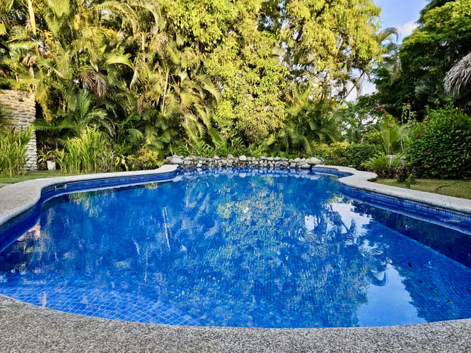 Vida Frente al Campo de Golf en el Hoyo 8 de Los Delfines Golf Community