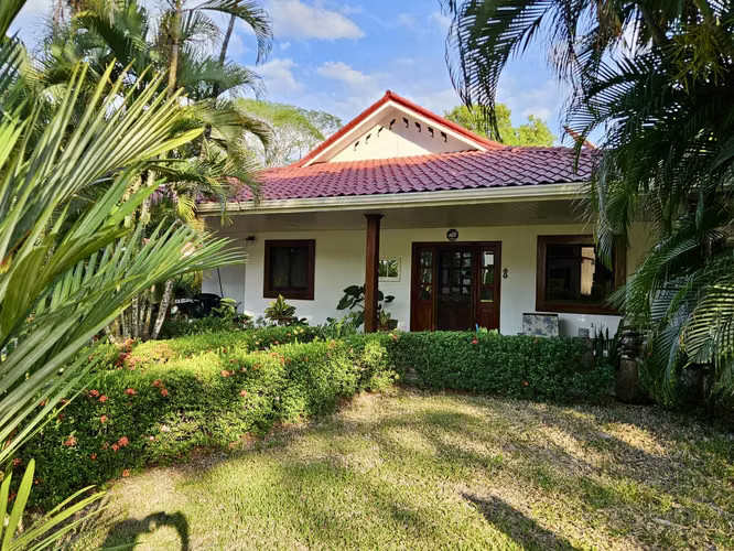 Vida Frente al Campo de Golf en el Hoyo 8 de Los Delfines Golf Community