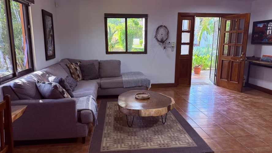 Vida Frente al Campo de Golf en el Hoyo 8 de Los Delfines Golf Community