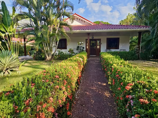 Vida Frente al Campo de Golf en el Hoyo 8 de Los Delfines Golf Community