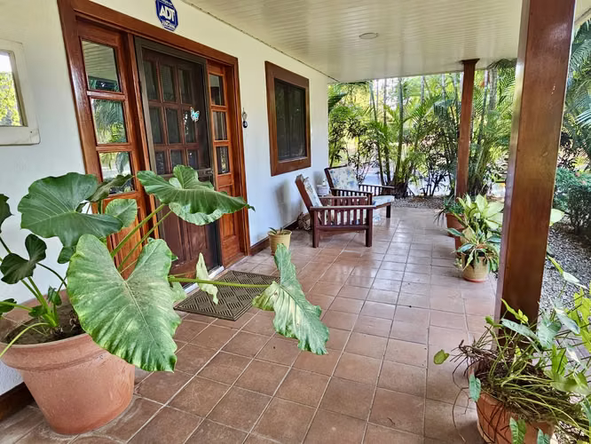 Vida Frente al Campo de Golf en el Hoyo 8 de Los Delfines Golf Community