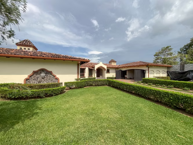 ALQUILER CASA DE LUJO ESTILO COLONIAL DE UN PISO EN PINARES DE CURRIDABAT – CON JARDÍN - Imagen 4