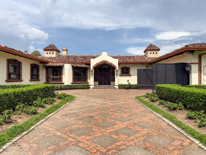 ALQUILER CASA DE LUJO ESTILO COLONIAL DE UN PISO EN PINARES DE CURRIDABAT – CON JARDÍN - Imagen 2
