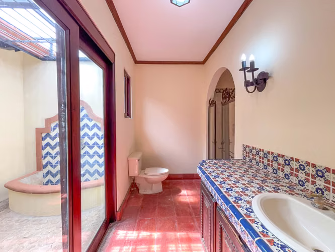 ALQUILER CASA DE LUJO ESTILO COLONIAL DE UN PISO EN PINARES DE CURRIDABAT – CON JARDÍN - Imagen 12