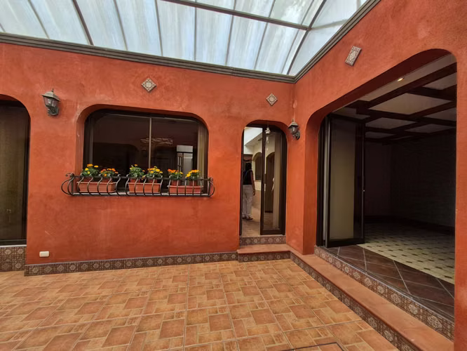 Casa en venta o alquiler en Curridabat: Ubicación Estratégica