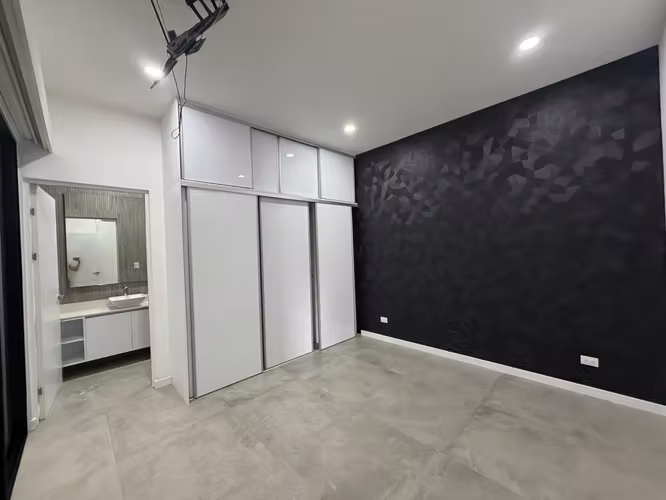 Bella casa de un piso con piscina - Imagen 12