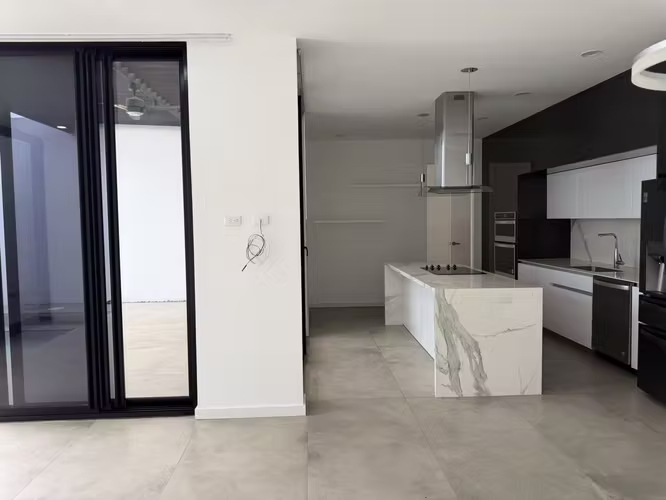 Bella casa de un piso con piscina - Imagen 10