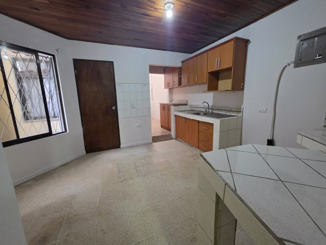 Casa de dos cuartos grandes en excelente ubicación - Imagen 5
