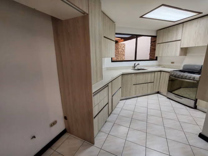 Se alquila casa en San Rafael de Escazú. Cerca del Country Club. - Imagen 6