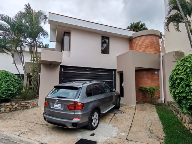 House for rent in San Rafael de Escazú. Near the Country Club.