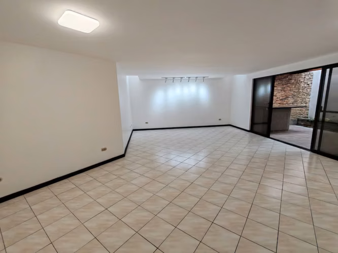 Se alquila casa en San Rafael de Escazú. Cerca del Country Club. - Imagen 2