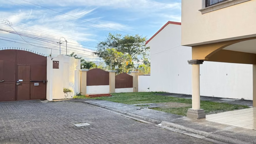 Alquiler de Casa en Heredia Ciudad Cariari | Amoblada o Sin Muebles | Excelente Ubicación