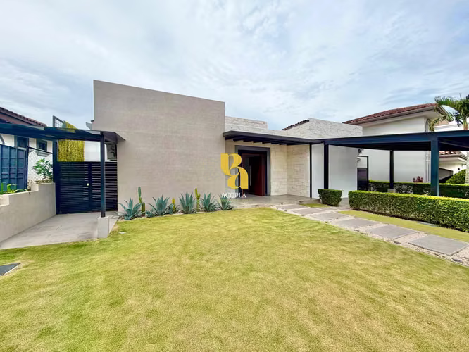 Venta de casa contemporánea de 1 nivel en Lindora, Santa Ana