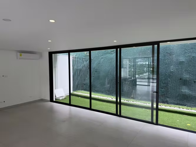 Exclusiva residencia con vista privilegiada en Pozos, Santa Ana